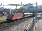 SBB: Re 4/4  11175 traf am 9.4.09 mit dem Interregio aus Locarno in Luzern ein. An diesem Tag war es mal ziemlich heiss und ausgerechnet eine Re 4/4  ohne Klimaanlage musste den Zug ins Tessin ziehen, wo es wahrscheinlich noch heisser war. Armer Lokfhrer...