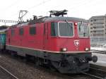 SBB - Re 4/4 11211 vor Schnellzug im Bahnhof nyon am 03.01.2009