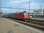 SBB: Die Re 4/4  11221 durchfhrt mit dem Interregio Luzern-Basel am 15.4.09 den Bahnhof Rotkreuz.