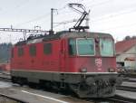 SBB - Re 4/4  11174 im Bahnhof von Suhr am 07.02.2009