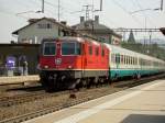 Die Re 4/4 11227 mit einem EC am 29.08.2008 bei der Durchfahrt in  Liestal.