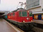 SBB - Re 4/4 11133 vor Schnellzug nach Zrich im Bahnhof von Biel am 07.02.2009