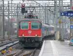 SBB - Re 4/4 11157 vor einem mix von diversen Personenwagen als Schnellzug bei der Durchfahrt im Bahnhof von Aarau am 07.02.2009