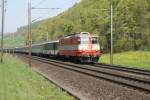 Re 4/4 II 11109 mit einem Interregio nach Chur am 21.4.09 in Tecknau.