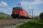 Bei Frick AG kommt kommt der InteRegio nach Basel mit Re 4/4 11126 bei herrlichem Frhlingswetter angebraust. Blauer Himmel, saftiges Grn mit Lwenzahn im Vordergrund, harmonieren mit der roten SBB Lok. Da macht das Fotografieren wieder Freude nach dem langen Winter. 20.4.2009