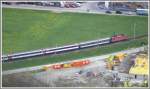 Unterhalb des Gonzen Hhenweges nhert sich RE 3823 aus St.Gallen dem Bahnhof Sargans. (24.04.2009)