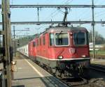 SBB: Am 15.4.09 schleppt die Re 4/4  11230 zustzlich zu dem Talgo noch eine Re 460 mit und durchfhrt Othmarsingen.