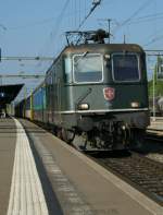 Re 4/4 II 11309 (Baujahr 1981) in grner Ursprungsausfhrung mit RE 2619 Genve - Lausanne in Morges am 1.