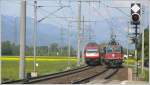 RE3811 und IC572 begegnen sich bei Maienfeld.