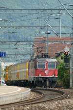 Re 4/4 II 11348 mit einem Postzug in Biel Mett.