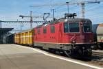 SBB-Cargo: Die Re 4/4  11269 durchfhrt mit drei Post- und einem Khlwagen den Bahnhof Rotkreuz, am 20.5.09.