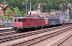 SBB-Cargo: Eine Re 10/10 mit der Re 4/4  11318 und der Re 620 060  Tavannes  erreicht mit einem Gterzug den Bahnhof Gschenen, am 29.5.09.