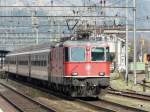 SBB - Schnellzug ins Tessin mit der Re 4/4 11164 im Bahnhof von Erstfeld am 08.04.2009