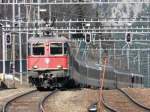 SBB - Schnellzug ins Tessin mit der Re 4/4 11299 bei der einfahrt in den Bahnhof von Gschenen am 08.04.2009