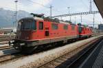 SBB Re 4/4 11255 und Schwesterlok 11257 warten in Buchs St.