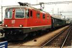 11250 Re 4/4 mit IR-zug Interlaken-Ost-Zrich Flughafen auf Bahnhof Spiez am 27-07-1995.