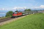 Re 4/4 II 11208 fhrt mit einem bunten Gotthard-Interregio am 25.6.09 von Horgen Oberdorf Richtung Oberrieden.