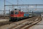 Mit einer bunt gemischten Komposition ist die Re 4/4 II 11197 am 21.6.2008 unterwegs nach Basel.