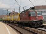 Die Re 4/4 11163 am 30.06.2009 mit einem Postzug bei der Durchfahrt in Biel Mett.