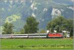 Re 4/4 II mit RheintalExpress 3821 mit dem blichen gemischten Wagensatz bei Igis.