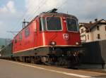 Die Re 4/4 11212 am 01.07.2009 mit einem IR bei der Ausfahrt aus Brunnen.