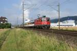 Re 4/4 II fhrt am 16.7.09 mit dem IC 767 Basel - Zrich von Schnerwerd Richtung Aarau.