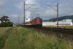 Re 4/4 II 11148 befindet sich am 16.7.09 mit dem RE 3617 Olten - Wettingen in der Nhe von Schnerwerd.