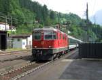 SBB: Die Re 4/4  11143, welche eine sehr verdreckte Front aufweist, durchfhrt mit einem Interregio den Bahnhof Gurtnellen.