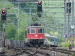 SBB - Re 4/4 11301 vor Schnellzug bei der Durchfahrt im Bahnhof Liestal am 11.05.2009