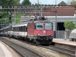 SBB - Re 4/4 11183 vor Schnellzug bei der einfahrt in den Bahnhof von Bellinzona am 13.05.2009