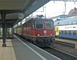 SBB-Cargo: Mit (wahrscheinlich randvollen) Postwagen durchfhrt die Re 4/4  11248 am 31.7.09 den Bahnhof Dietikon.