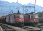 Re 4/4 II 11318 neben Re 421 389-8 und 421 393-0 in Buchs SG.