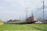 Re 4/4 II 11262 und Re 4/4 II 11306 mit 64837 und leeren Grossraum-Containern aus Hallein (A) nach Domat-Ems rauscht in Weite SG vorbei.
02.10.09
