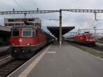 Die Re 4/4 11220 mit einem IR und die 1116 262 mit dem EC nach Wien am 01.07.2009 in Buchs.