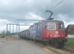 Der Strom wird knapp: Die Re 420 160 rangiert am 09.10.09 3 Eaos im Bahnhof Baldegg zur Einladestation.