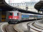 SBB - Re 4/4 11209 vor Schnellzug im Bahnhof Genf am 04.09.2009