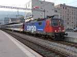 SBB Cargo - 420 186-9 vor einem Regio nach Olten im Bahnhof Biel/Bienne am 31.10.2009