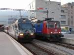 SBB - Werbelok 460 075-5 als Schnellzug nach Zrich und SBB Cargo Re 4/4 420 186-9 vor Regio nach Olten im Bahnhof Biel am 31.10.2009