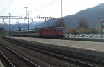 aus Chur - pnktlich: Mit der Re 4/4  11118 trifft am 13.11.09 der EC  nach Hamburg Altona in Sargans ein.