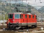 SBB - Re 4/4 11203 mit Rangierarbeiter im Bahnhof Brig am 25.09.2009