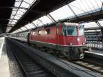 SBB - Re 4/4 11192 vor IR im Hauptbahnhof Zrich am 03.10.2009