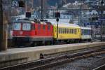 Die RE 4/4 II mit der schnen Nummer 11111 (Re 420 111-7) wartet mit einem Steuerwagen und einem Funkmesswagen im Bahnhof Wdenswill am 17.11.09 auf die Weiterfahrt.