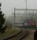 Nun weiss ich, dass auch Juratäler neblig sein können und SBB Cargo Re 4/4 II auch Pendelzüge traktieren: Regionalzug 4814 bei der Ausfahrt in Travers Richtung Fleurier am 19. November 2009