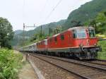 Re 4/4 11228 und eine weitere Re 4/4 am 5.6.05 zwischen Maroggia und Capolago  