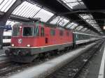 SBB - Re 4/4 11202 vor Schnellzug im Hauptbahnhf von Zrich am 10.01.2010