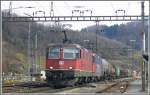 Re 4/4 II 11252 und eine weitere Cargo Re 420 ziehen einen langen Gterzug aus Landquart durch Ziegelbrcke.