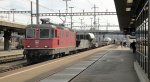 gemischter GZ mit der Re 4/4  11269 in Altstetten ZH am 29.03.2010.