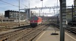 Die Re 4/4  11138 berquert in Luzern einen Spurwechsel um sich beim IR nach Basel SBB 29.03.2010 vorzuspannen.