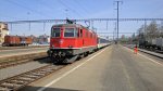 Saubere Re 420: Mit einem Regio nach Estavayer-le-Lac trifft die Re 4/4  11172 in Payerne ein. (07.04.2010)