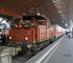 Alt, weniger alt, am wenigsten alt: Die Ee 3/3 16430, die Re 4/4  11217 und die Re 460 090-4  Goffersberg  stehen am 09.04.2010 im Zrcher HB. Diese drei Loktypen sind die hufigsten Maschinen der SBB (Personenverkehr) in roter Farbgebung. Die Zeit, das Gleis und der Zug verraten, dass es sich beim IR nach Bern handelt, welcher bis Olten je eine Re 460 und eine Re 420 als Schieber hat.